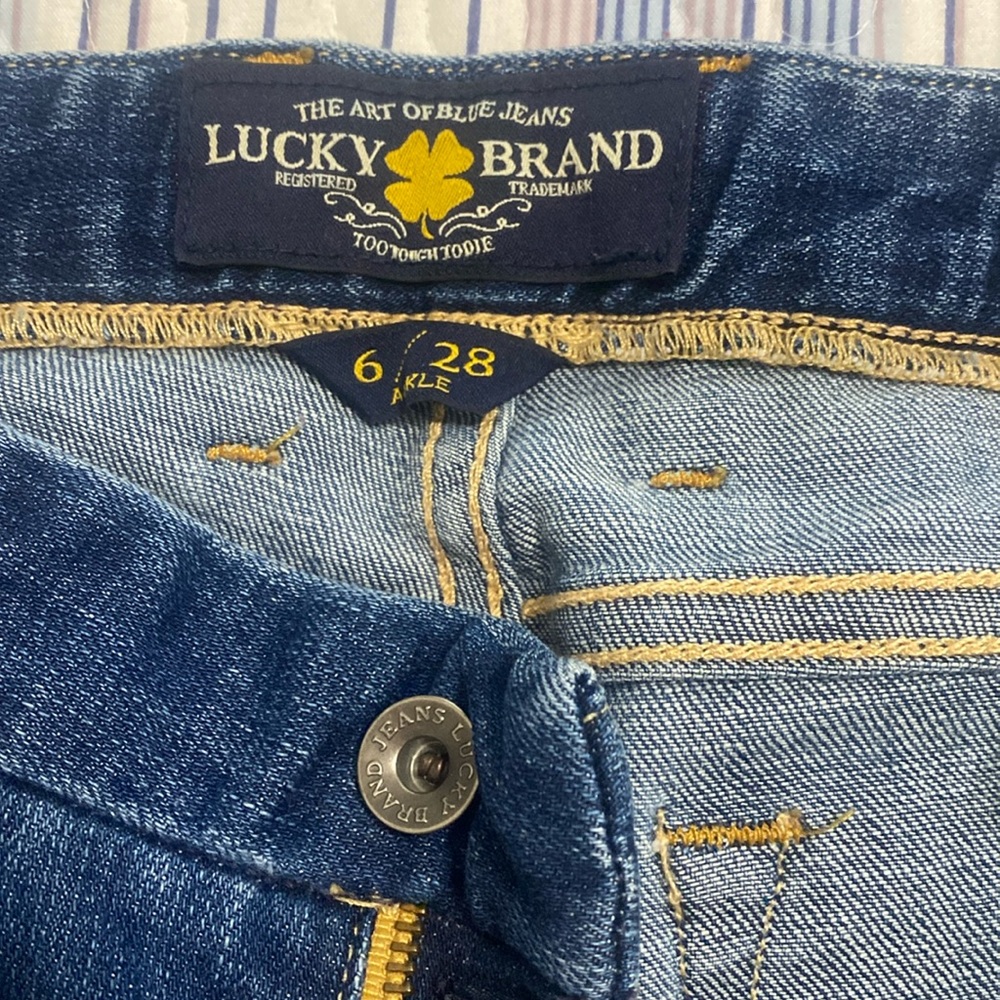 Lucky brand  “the Sweet jean straight” has been worn. Very Good shape 6/28